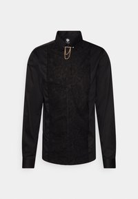 Zwart langepolshemd met een kanten paneel in het midden, een gestructureerde kraag en een gouden kettingaccent bij de hals. Glad textuur.