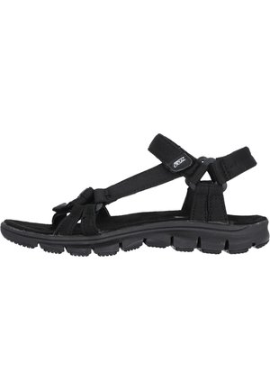 Sort sandal med justerbare remme, gummisål, tekstureret fodseng og polstret ankelstøtte. Letvægtsdesign velegnet til afslappet brug.