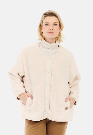 Beige fleeced jacket met een ronde hals, twee voorzakken, drukknoopsluiting en subtiele logo-afbeelding op de zak.