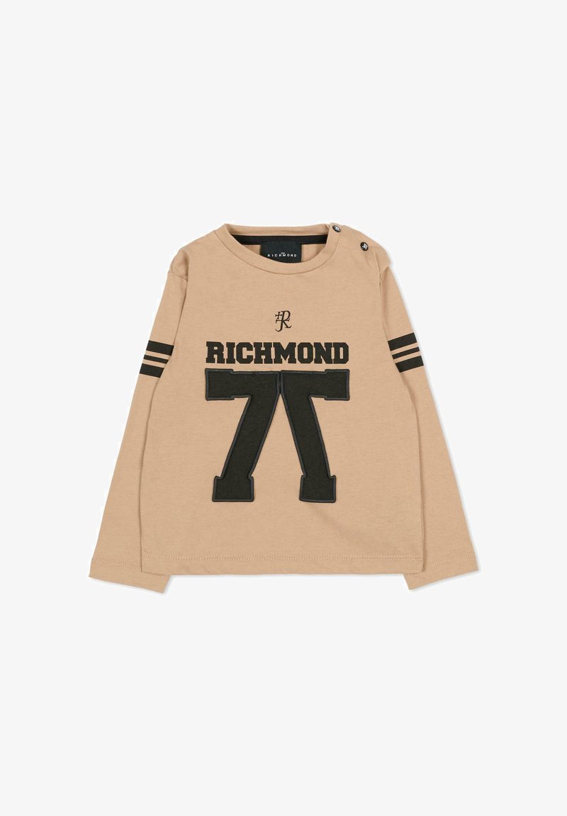 Camicia beige a maniche lunghe con scritta nera "RICHMOND", grande numero 77 nero e dettagli a righe sulle maniche. Presenta una chiusura a bottoni a pressione sulla spalla.