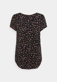 T-shirt preta de manga curta com um padrão floral, apresentando flores laranja e cor-de-rosa sobre um fundo preto. Gola arredondada e bainha curva.