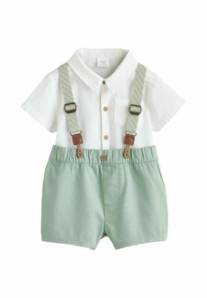 Biała koszula na krótki rękaw z guzikami i kieszenią, zestawiona z jasnooliwkowymi szortami. Posiada regulowane szare szelki w paski oraz drewniane guziki.