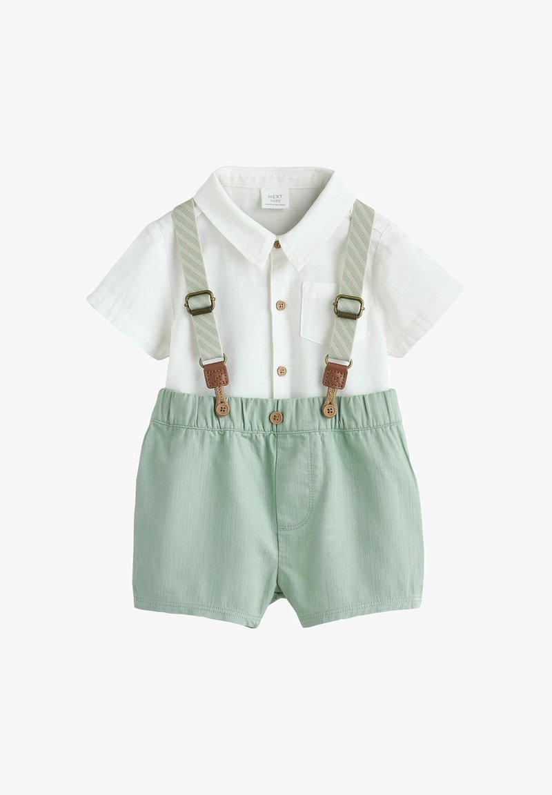 Chemise blanche à manches courtes avec poche, associée à un short vert clair. Dispose de bretelles réglables gris rayées et de boutons en bois.