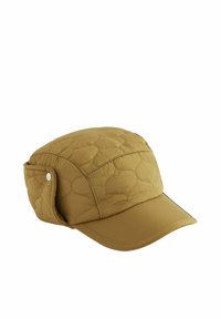 Casquette matelassée en jaune moutarde, avec un sommet arrondi, une visière courbée et des rabats latéraux à pression avec des boutons en argent pour un ajustement ajustable.