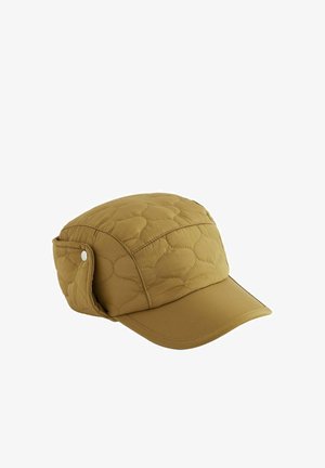 Quilted cap i sennepsgul med rund top, buet skygge og snap-sidelapper med sølvknapper for justerbar pasform.