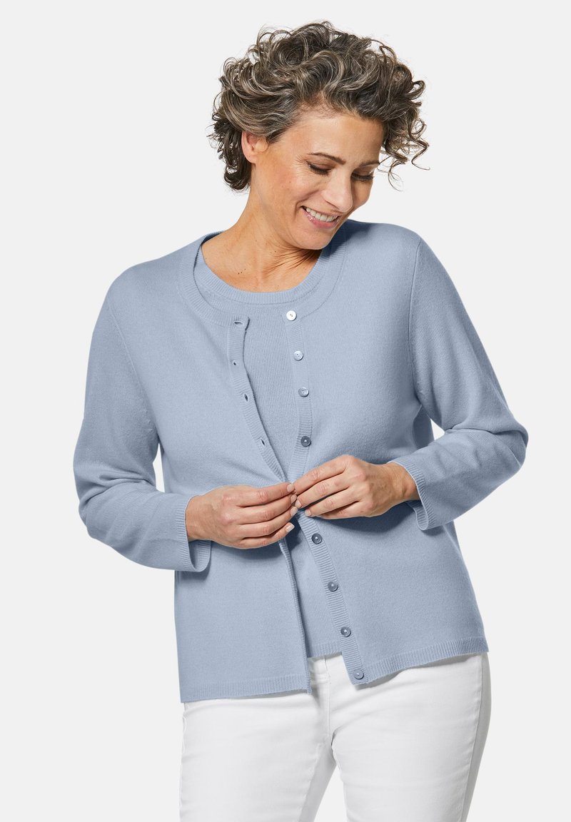 Hellblauer Cardigan aus weichem Stoff, mit Rundhalsausschnitt, langen Ärmeln und einer Knopfleiste auf der Vorderseite.