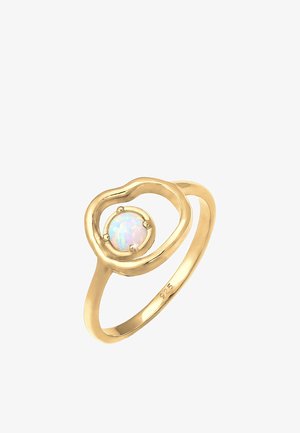 Bague plaquée or avec un design ondulé, sertie d'une pierre précieuse opale irisée dans un chaton circulaire, marquée '925' à l'intérieur.