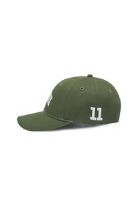 Grønn baseballcaps med buet skygge, med hvit broderte bokstaver og tallet "11" på siden. Laget av slitesterkt stoff.