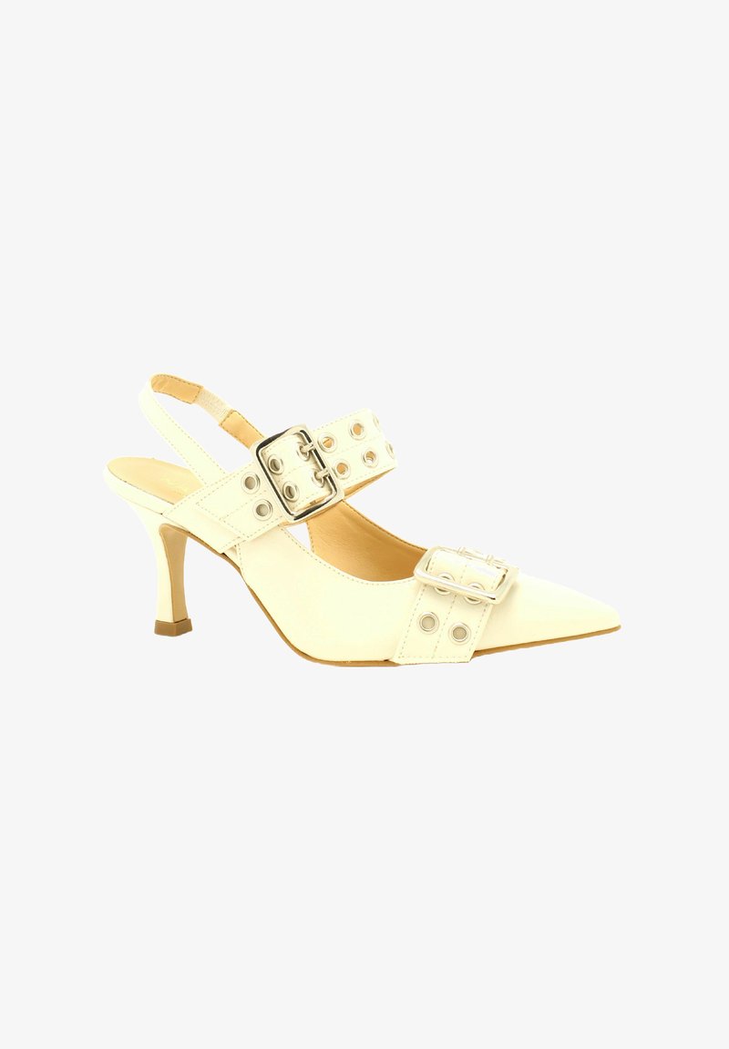 Talons slingbacks crème avec un bout pointu, dotés d'une large lanière avec des boucles décoratives et d'un talon aiguille modeste.
