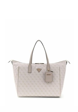 Sac fourre-tout beige clair avec impression de logo à motifs, deux anses, une petite étiquette attachée et un emblème de marque triangulaire au centre.