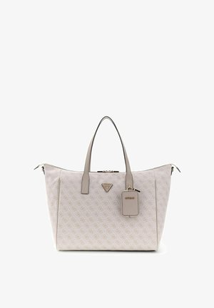 Sac fourre-tout beige clair avec impression de logo à motifs, deux anses, une petite étiquette attachée et un emblème de marque triangulaire au centre.