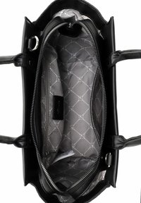 Svart håndveske med et strukturert design. Interiøret er foret med grå mønstret stoff. Har glidelås og flere innerlommer.