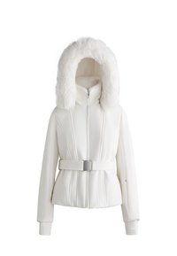 Jachetă albă, croită, cu glugă din blană sintetică, talie subliniată cu curea și material texturat cu modele verticale, concepută pentru căldură și stil.