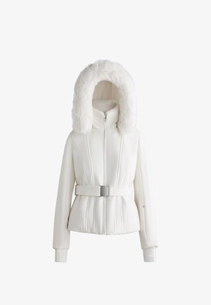 Weiße maßgeschneiderte Jacke mit Kapuze aus Kunstfell, taillierter Taille und strukturiertem Stoff mit vertikalen Mustern, entworfen für Wärme und Stil.