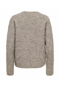 Pull en maille texturée gris clair avec des manches longues et un col rond, présenté de dos sur un fond blanc.