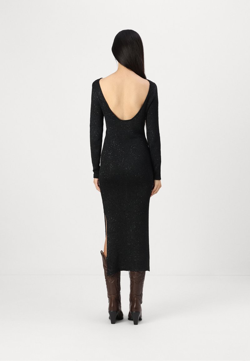 Schwarzes langärmliges Kleid mit tiefem Rückenausschnitt und seitlichen Schlitzen. Der Stoff hat eine schimmernde Textur, eine taillierte Passform und eine glatte Silhouette.
