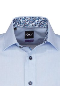 Camicia azzurra chiara con un colletto foderato a motivo floreale. Presenta una vestibilità regolare, chiusura a bottoni e bottoni scuri per contrasto.