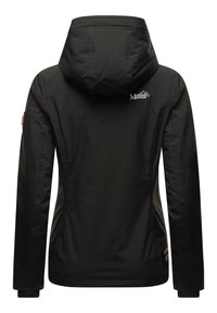 Veste imperméable noire avec capuche. Elle présente une texture lisse, une silhouette ajustée et un logo dans le haut du dos. Détails contrastés sur les manches.