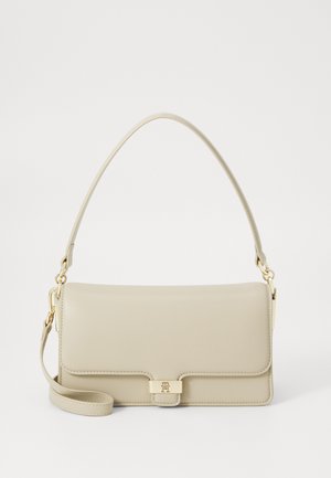 Beige lærveske med en strukturert form, gullfarget lås og avtagbar skulderreim. Glatt tekstur og minimalistisk design.