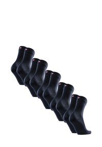 Set med åtta par svarta bomullssockor med ribbad mudd och liten röd logotyp vid vristen. Slät yta, standardlängd för crew-sockor.