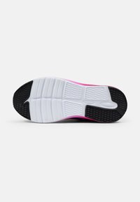 La suola della scarpa presenta un design sfumato in gomma rosa e bianca, gomma nera testurizzata per una migliore aderenza e un motivo sagomato per flessibilità.