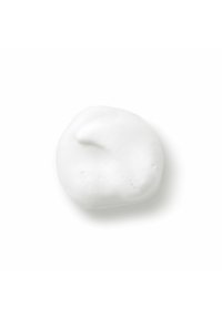 Schiuma bianca e cremosa con una consistenza liscia, sagomata in modo irregolare, con piccole bolle d'aria sulla superficie.