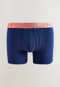 Tengerészkék boxeralsó rózsaszín elasztikus derékrésszel, amelyen a "NEXT" felirat olvasható. Simaság jellemzi, testre simuló fazon és elülső zseb.