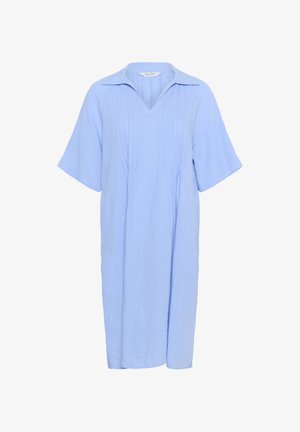 Vestido azul claro hasta la rodilla con mangas cortas, cuello y pliegues verticales en la parte delantera.