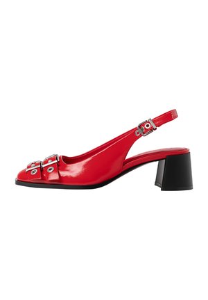 Zapato slingback de charol rojo con tacón cuadrado negro, dos hebillas delanteras con ojales plateados y hebilla ajustable en la correa del tobillo.