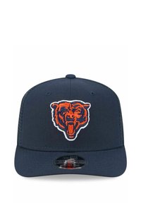 Navyblaue Baseballmütze mit einem gestickten orangefarbenen und navyblauen Bärenkopf-Logo auf der Vorderseite und einem flachen Schirm.