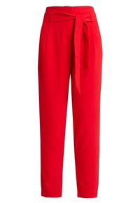 Pantalons rouges ajustés à taille haute, dotés d'une ceinture en tissu nouée à l'avant, au design structuré et à la texture lisse.