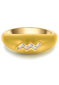 Guldring med en slät, rund design som har ett zickzack-mönster accentuerat med tre klara, rektangulära stenar.