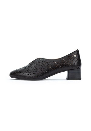 Chaussure en cuir noir avec un motif perforé, bout pointu et un petit talon carré. Texture lisse avec un éclat subtil et un accent décoratif.