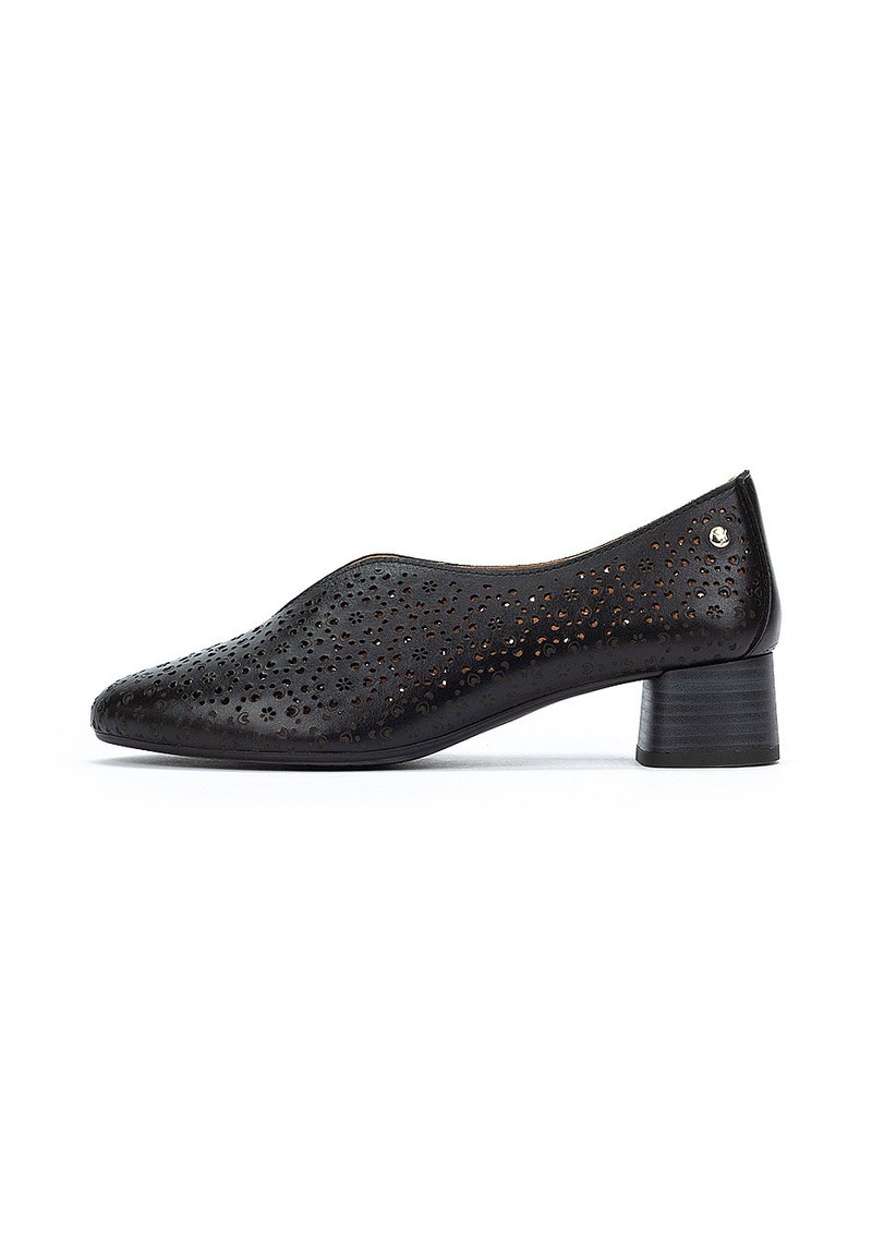 Chaussure en cuir noir avec un motif perforé, bout pointu et un petit talon carré. Texture lisse avec un éclat subtil et un accent décoratif.