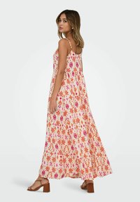 Maxikleid in Hellrosa mit lebhaften orangefarbenen und fuchsiafarbenen Blumen- sowie geometrischen Mustern. Verstellbare Spaghettiträger und lockerer Schnitt.