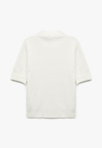 Biała dzianinowa koszulka polo z krótkim rękawem, płaskim kołnierzykiem, zawiniętymi mankietami i gładką fakturą. Prosty i elegancki design.