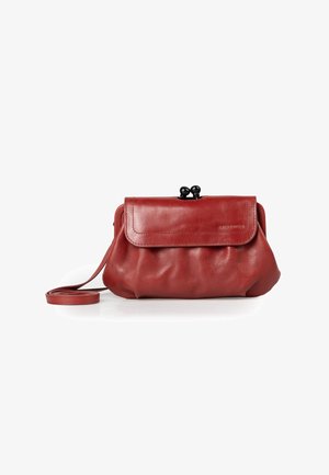 Rote Leder-Clutch mit plissiertem Design, einem Deckelverschluss und zwei runden schwarzen Verschlüssen. Mit abnehmbarem Trageriemen.