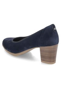 Scarpa con tacco alto di colore blu navy, con punta arrotondata, realizzata in morbido camoscio, con tacco marrone testurizzato e un piccolo logo sulla parte posteriore.