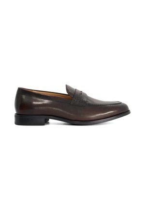 Donkerbruine leren herenschoen, penny loafer, met lage hak en decoratieve banddetail op een effen witte achtergrond.