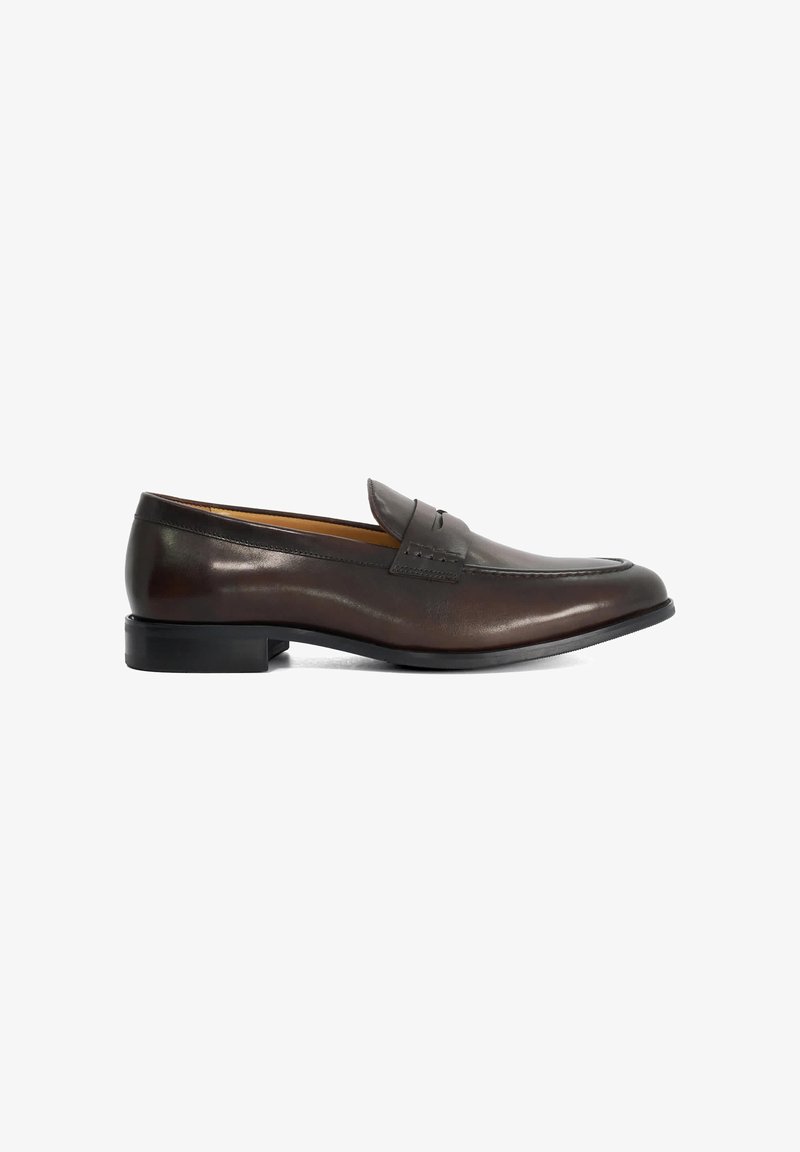 Mocassin penny en cuir marron foncé pour homme avec petit talon et détail de bride décorative sur fond blanc uni.