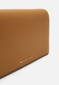 MICHAEL Michael Kors JET SET FLAP XBODY - Borsa a tracolla - pale peanut