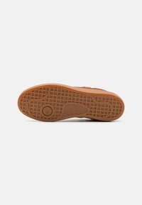 Lacoste BASESHOT 224 - Matalavartiset tennarit - brown