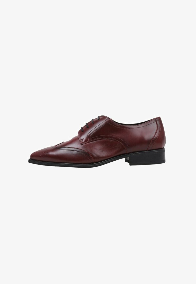 Chaussure habillée en cuir bordeaux avec un bout pointu, des perforations décoratives et un petit talon noir. Design à lacets avec des détails de couture subtils.