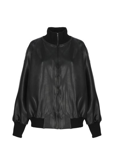 Giacca bomber in pelle nera con colletto alto, chiusura a zip e polsini a coste. Presenta una texture liscia e una vestibilità comoda.