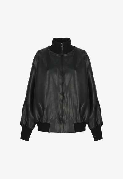 Giacca bomber in pelle nera con colletto alto, chiusura a zip e polsini a coste. Presenta una texture liscia e una vestibilità comoda.