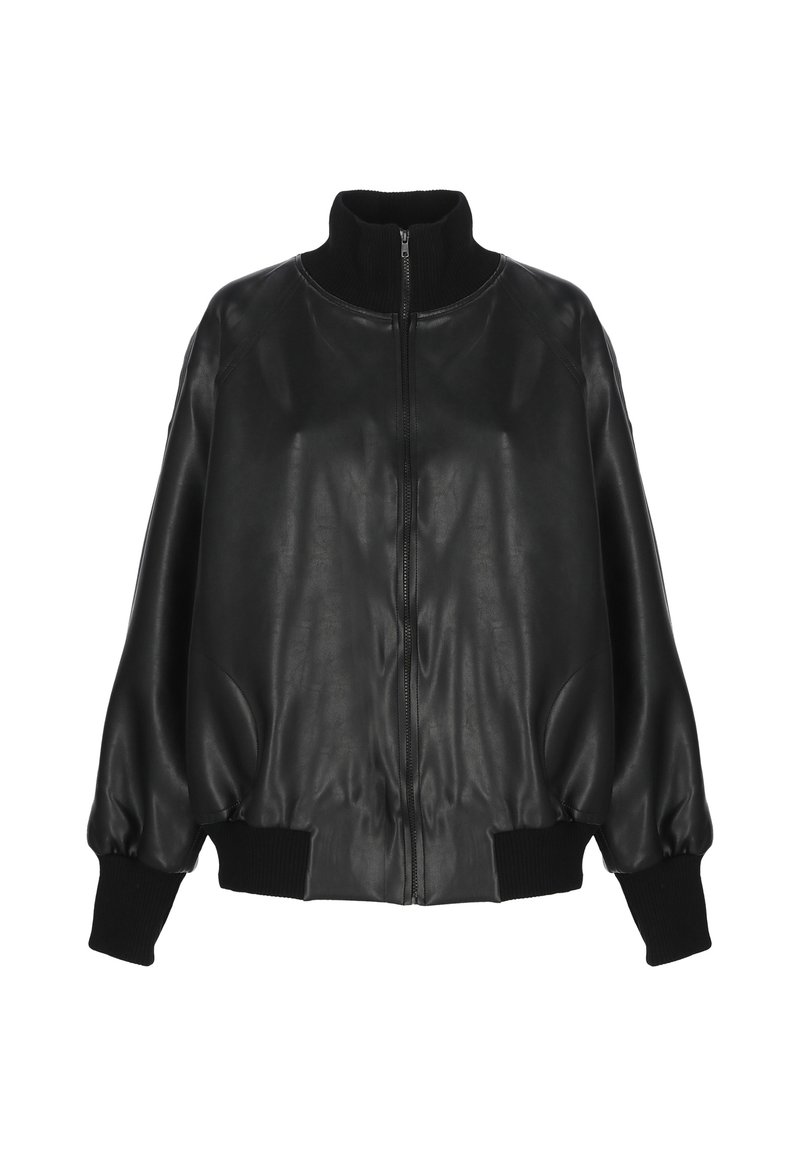 Giacca bomber in pelle nera con colletto alto, chiusura a zip e polsini a coste. Presenta una texture liscia e una vestibilità comoda.
