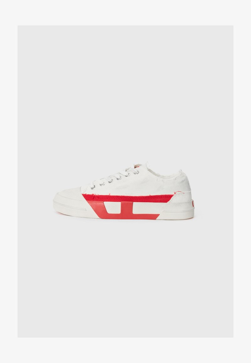 Hvite lerret sneakers med en rød tekstildetalj og gummisåle. Har rund tå, sølvfargede snorbøsser og slitte detaljer på overdelen.