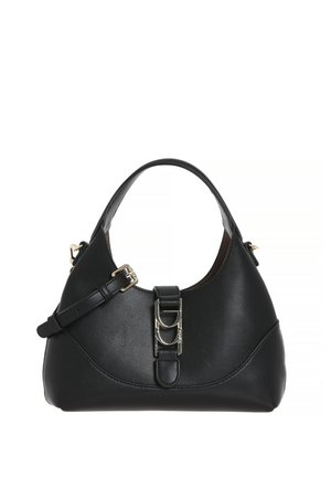 Borsa a mano in pelle nera con forma curva, manico piatto e tracolla regolabile. Accenti di metallo dorato di rilievo arricchiscono il design.