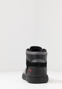 Svart och grå hög sneaker med överdel av mocka och läder, vadderad krage, röd logotypaccent och texturerad gummisula.