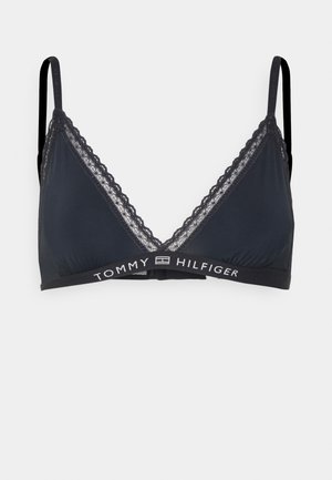 Juodas trikampis braletė su nėriniu, reguliuojamomis juostelėmis ir elastine juostos su užrašu "TOMMY HILFIGER" apačioje.